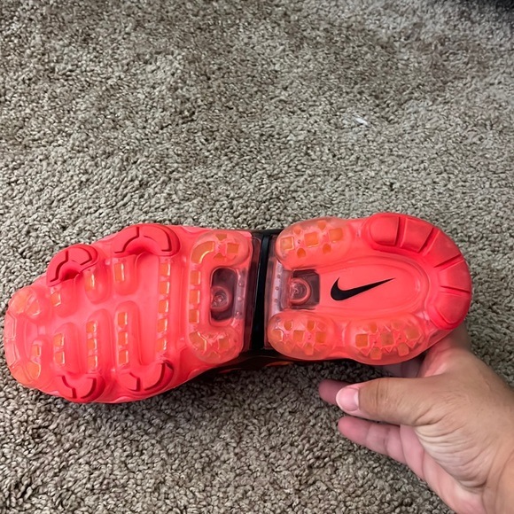 Nike Air VaporMax Plus ‘Laser Crimson’ - Picture 2 of 6